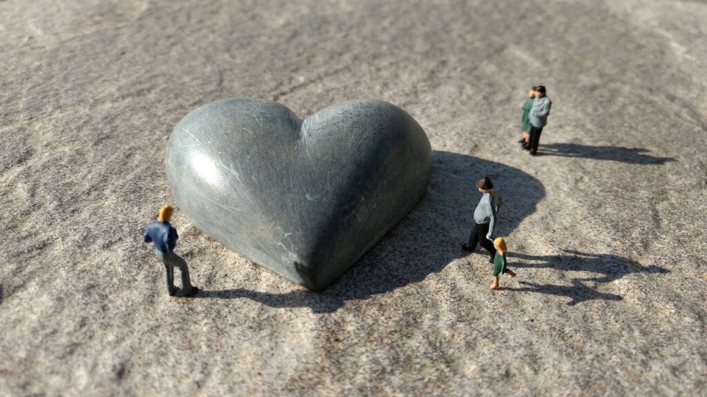 miniature figures, heart, stone-2907301.jpg