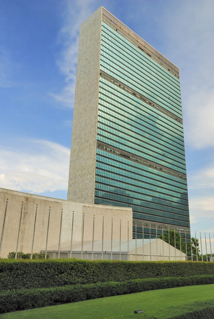 united nations organization, building, famous, landmark, skyscraper, glass, blue sky, mirror, blue, reflection, glassy, modern, nobody, sky, tower, new york, manhattan, nature, cloud, architecture, usa, america, ny, big apple, new york city